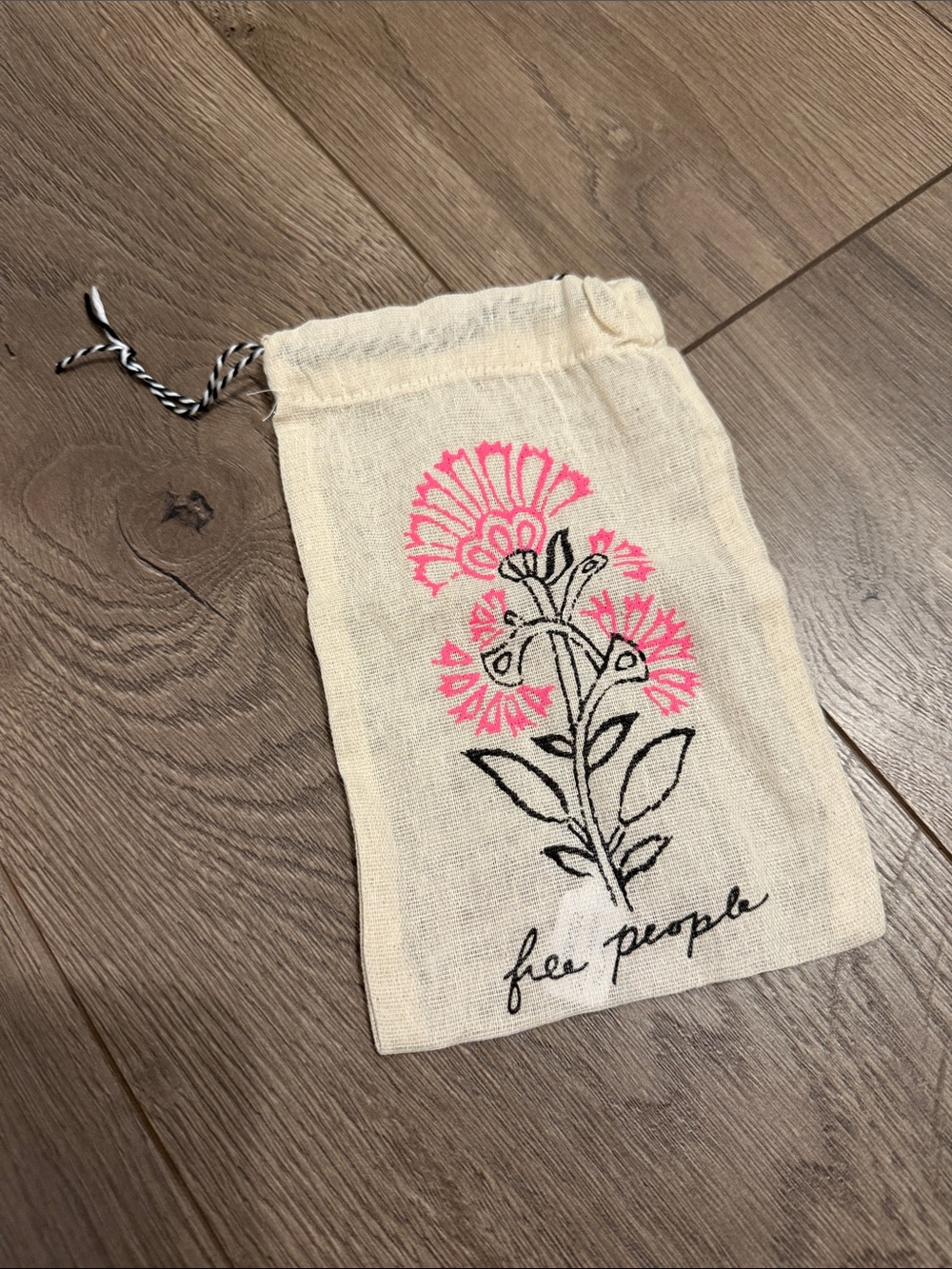 Free People Floral Embroidered Drawstring Pouch - Cream & Pink @@@@